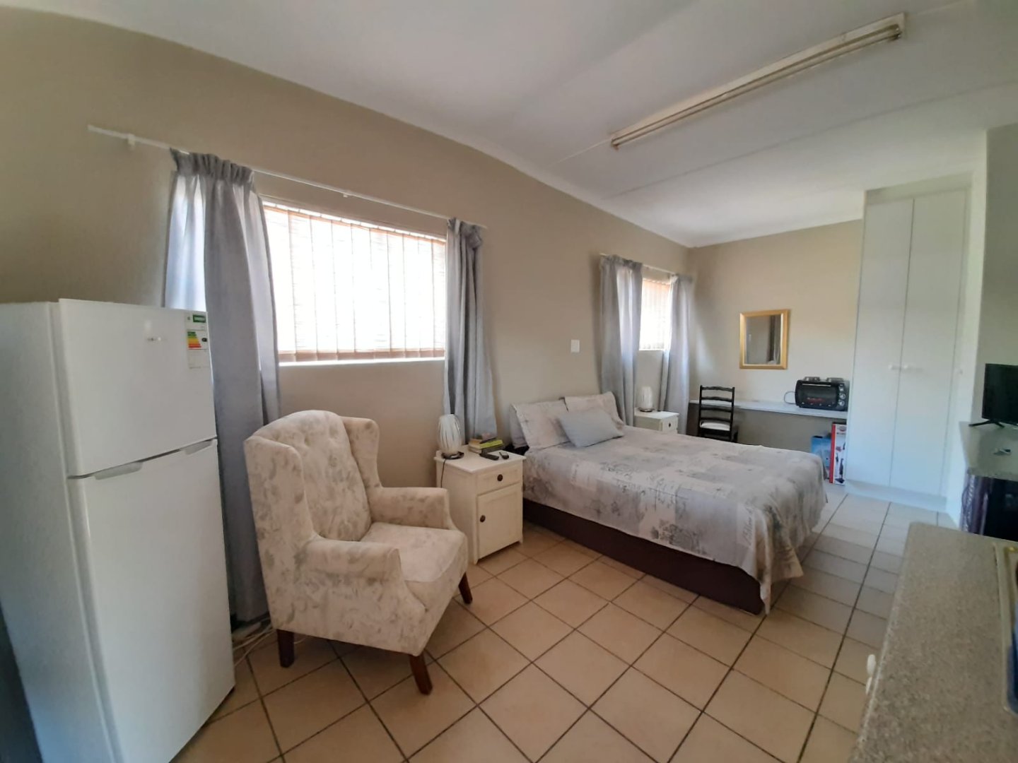 Furnished bachelor flat to rent in Fichardt Park - photo 3